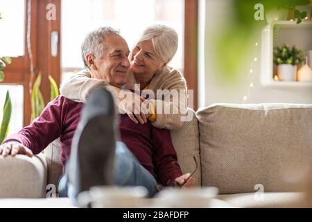 Portrait eines glücklichen Senioren-Paares, das zu Hause zusammen entspannen kann Stockfoto