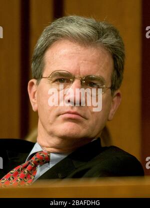 Washington, Vereinigte Staaten Von Amerika. Januar 2006. US-Senator Tom Coburn (Republikaner von Oklahoma) folgt dem Verfahren während der Aussage von Richter Samuel A. Alito vor dem Justizausschuss des US-Senats über seine Nominierung zum beisitzenden Richter des Obersten Gerichtshofs der Vereinigten Staaten in Washington, DC am 12. Januar 2006.Credit: Ron Sachs/CNP - weltweite Nutzung Credit: Dpa/Alamy Live News Stockfoto