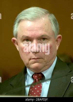 Washington, DC - 12. Januar 2006 -- US-Senator Jeff Sessions (Republikaner in Alabama) folgt dem Verfahren während der Aussage von Richter Samuel A. Alito vor dem Justizausschuss des US-Senats über seine Nominierung zum Associate Justice des Obersten Gerichtshofs der Vereinigten Staaten in Washington, DC am 12. Januar 2006.Credit: Ron Sachs/CNP (EINSCHRÄNKUNG: KEINE Zeitungen oder Zeitungen aus New York oder New Jersey im Umkreis von 75 Meilen von New York City) weltweit Stockfoto