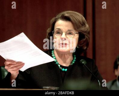 Washington, DC - 12. Januar 2006 -- US-Senatorin Diane Feinstein (Demokratin Kaliforniens) Bietet ein Dokument an, das während ihrer Befragung von Richter Samuel A. Alito vor dem Justizausschuss des US-Senats über seine Nominierung zum beisitzenden Richter des Obersten Gerichtshofs der Vereinigten Staaten in Washington, DC am 12. Januar 2006 in den Datensatz aufgenommen werden soll.Kredit: Ron Sachs/CNP (EINSCHRÄNKUNG: KEINE Zeitungen oder Zeitungen aus New York oder New Jersey im Umkreis von 75 Meilen von New York City) weltweit Stockfoto
