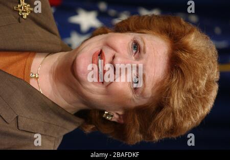 Diese Medikamente. Juni 2002. Die Senatorin der Vereinigten Staaten Debbie Stabenow (Demokrat aus Michigan) spricht auf einer Pressekonferenz, auf der sie und Senatskollegen eine Liste von 15 Markendrogen veröffentlichen, deren Patente am 19. Juni 2002 im US-Kapitol in Washington, DC auslaufen. Es geht um die Frage, ob die Blockbuster-Drogenfirmen preisgünstigere, generische Versionen dieser Medikamente zulassen werden.Credit: Ron Sachs/CNP (EINSCHRÄNKUNG: KEINE Zeitungen oder Zeitungen aus New York oder New Jersey oder Zeitungen im Umkreis von 75 Meilen von New York City) weltweite Nutzung Credit: Dpa/Alamy Live News Stockfoto