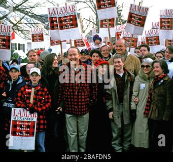 Der republikanische Präsidentschaftskandidat Lamar Alexander leitet den letzten "Walk" und die Rallye in Portsmouth, New Hampshire vor der New Hampshire Primary 1996 am 19. Februar 1996. Er wird von seiner Frau, Honey (Recht von Alexander) und seinem Freund und Unterstützer, dem US-Senator Fred Thompson (Republikaner von Tennessee) unter anderem begleitet.Credit: Ron Sachs/CNP Nutzung weltweit Stockfoto