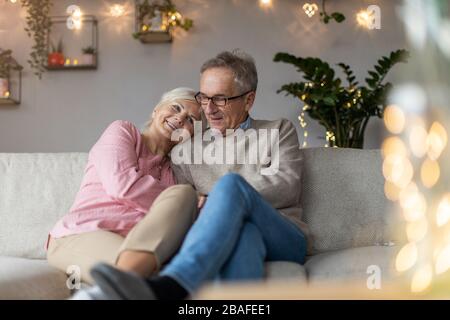 Portrait eines glücklichen Senioren-Paares, das zu Hause zusammen entspannen kann Stockfoto
