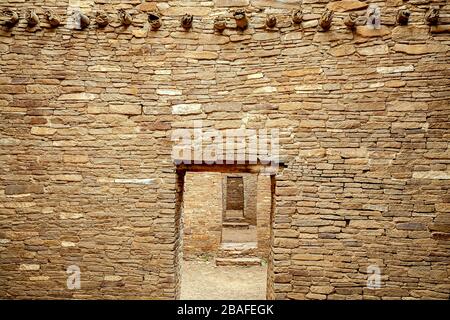 Doors and Vigas, Pueblo Bonito, Chaco Culture National Historical Park, New Mexico USA Stockfoto