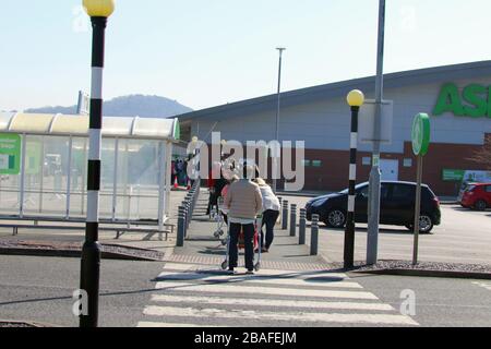 Llandudno Freitag 27 März, Soziale Distanzierung. Schlange vor Supermärkten die Anzahl der Käufer ist begrenzt, da Supermärkte die zwei-Meter-Regel durchsetzen, werden auch Kunden gebeten, mit Karte zu bezahlen, um Bargeld zu vermeiden. Kredit : Mike Clarke/ Alamy Live Nachrichten Stockfoto