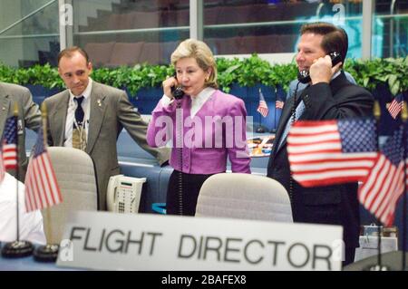 Auf diesem Foto, das von der National Aeronautics and Space Administration, dem US-Senator Kay Bailey Hutchison (Republikaner von Texas), Center, veröffentlicht wurde, Und der US-Vertreter Tom Delay (Republikaner von Texas) spricht mit der Discovery Crew im All während eines Besuchs im Mission Control Center in Houston, Texas am 5. August 2005. STS-114 Flight Director Jeff Hanley befindet sich auf der linken Seite.Credit: NASA via CNP Stockfoto