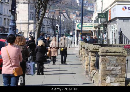 Llandudno Freitag 27 März, Soziale Distanzierung. Schlange vor Supermärkten die Anzahl der Käufer ist begrenzt, da Supermärkte die zwei-Meter-Regel durchsetzen, werden auch Kunden gebeten, mit Karte zu bezahlen, um Bargeld zu vermeiden. Kredit : Mike Clarke/ Alamy Live Nachrichten Stockfoto