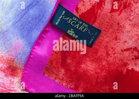 Kunst der Schal Tie Rack Label in der Frau das farbenfrohe Schal 100% Polyester hergestellt in Italien - in der UK Vereinigtes Königreich, Großbritannien verkauft. Stockfoto