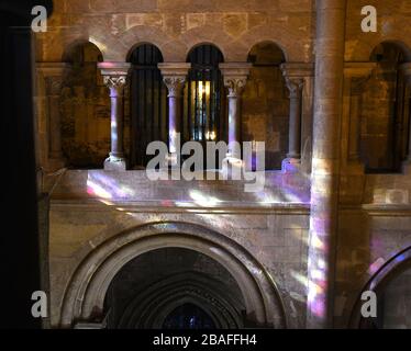 März 2020, Lissabon, Portugal: Die SeÌ oder Kathedrale in Lissabon Portugal stammt aus dem 12. Jahrhundert. Es musste nach dem Erdbeben von 1755 rekonstruiert werden. Das berühmte Rosenfenster wurde mit Teilen des Originals umgebaut. Es zeigt drastische bunte Lichtbilder auf nahe gelegenen Steinmetzarbeiten im Dom. März 2020. (Bild: © Mark Hertzberg/ZUMA Draht) Stockfoto