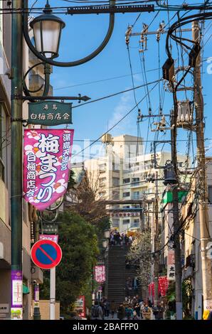 tokio, japan - 02. märz 2020: Shiraume oder weiße Pflaumeneinkaufsstraße, die zum Yushima-Tenmangu-Schrein in Tokio führt, der dem Diplomaten der Heian-Ära S gewidmet ist Stockfoto