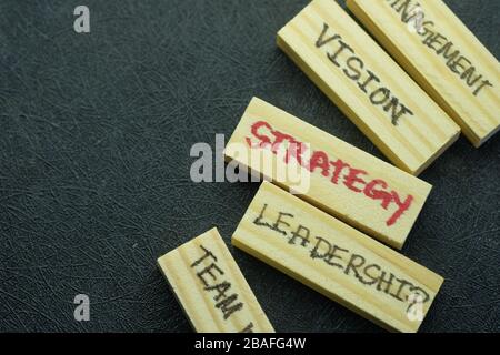 Strategiewort auf Würfelform Holzblöcke auf Holztisch geschrieben. Stockfoto