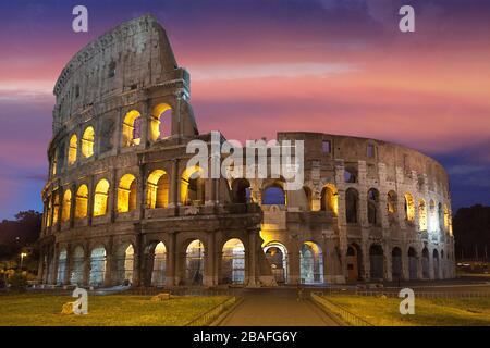 Kolosseum in der Nacht Stockfoto