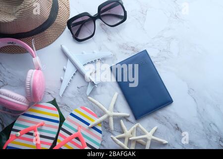 Reisezubehör auf weißem Hintergrund, Draufsicht Stockfoto