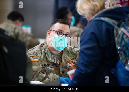 Providence, Vereinigte Staaten. März 2020. Mitglieder der Rhode Island Army National Guard erfassen Informationen von ankommenden Reisenden im Bahnhof Providence in Providence, Rhode Island am Donnerstag, 27. März 2020. Die Nationalgarde wurde dazu gebracht, Informationen über Reisende, die in den Staat kommen, im Rahmen der Verfolgung der öffentlichen Gesundheit für COVID-19 zu erfassen. Auch Rhode Island Gouverneurin Gina Raimondo kündigte an, dass alle Besucher, die aus New York in den Bundesstaat kommen, 14 Tage lang selbst unter Quarantäne gestellt werden müssen. Foto von Matthew Healey/UPI Credit: UPI/Alamy Live News Stockfoto