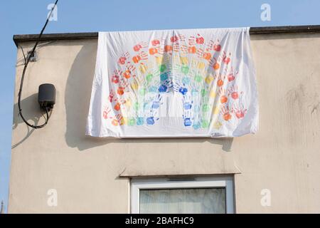 Bristol, Großbritannien. März 2020. Ein Regenbogen am Fenster einer Wohnung. Handgedruckt auf einem Blatt. Das Meme "Chase the Rainbow" bezieht sich auf die Corona-19-Pandemie. Stockfoto