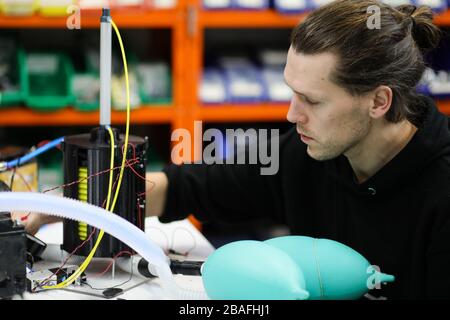 Mateusz Janowski, Autor der Idee und Designer des Geräts, sah die Arbeit an dem Gerät in seiner Werkstatt.polnische Ingenieure der Krakauer Firma Urbicum erstellten VentilAid - einen funktionsfähigen Prototyp eines Ventilators, der auf einem 3D-Drucker gedruckt werden kann. Derzeit arbeiten weltweit mehrere Dutzend Teams an der Modifizierung des Designs und der Einführung des Geräts in eine effektive Produktion. Es ist als letztes Mittel gedacht, wenn es an professioneller Ausrüstung fehlt. Das einfache Design und die weit verbreiteten Materialien machen es einfach, unabhängig vom Standort zu fertigen. Stockfoto