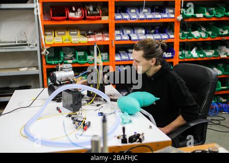 Mateusz Janowski, Autor der Idee und Designer des Geräts, sah die Arbeit an dem Gerät in seiner Werkstatt.polnische Ingenieure der Krakauer Firma Urbicum erstellten VentilAid - einen funktionsfähigen Prototyp eines Ventilators, der auf einem 3D-Drucker gedruckt werden kann. Derzeit arbeiten weltweit mehrere Dutzend Teams an der Modifizierung des Designs und der Einführung des Geräts in eine effektive Produktion. Es ist als letztes Mittel gedacht, wenn es an professioneller Ausrüstung fehlt. Das einfache Design und die weit verbreiteten Materialien machen es einfach, unabhängig vom Standort zu fertigen. Stockfoto