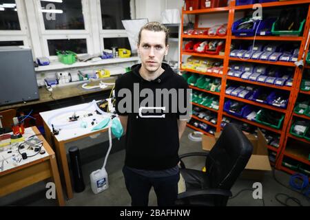 Mateusz Janowski, Autor der Idee und Designer des Geräts posiert für ein Foto in seiner Werkstatt.polnische Ingenieure der Krakauer Firma Urbicum haben VentilAid entwickelt - einen funktionsfähigen Prototyp eines Ventilators, der auf einem 3D-Drucker ausgedruckt werden kann. Derzeit arbeiten weltweit mehrere Dutzend Teams an der Modifizierung des Designs und der Einführung des Geräts in eine effektive Produktion. Es ist als letztes Mittel gedacht, wenn es an professioneller Ausrüstung fehlt. Das einfache Design und die weit verbreiteten Materialien machen es einfach, unabhängig vom Standort zu fertigen. Stockfoto