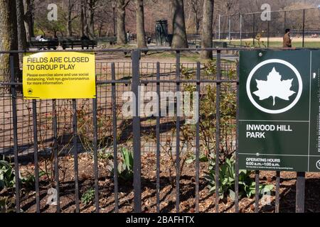 Ein gelbes Schild der new yorker Dependt. Of Parks & Recreation liest, dass die Felder im Inwood Park wegen Coronavirus oder Kovid-19 für Gruppenspiele gesperrt sind Stockfoto