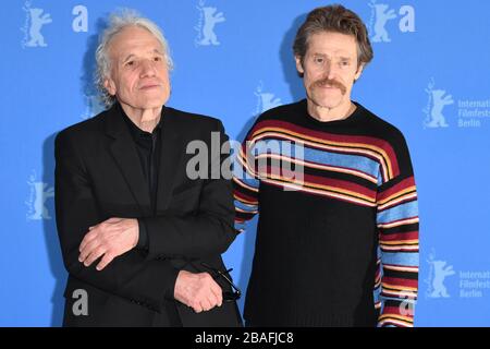 Abel Ferrara und Willem Dafoe besuchen die Fotocall für Sibirien während der 70. Internationalen Berliner Filmfestspiele. © Paul Treadway Stockfoto