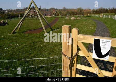 Der Spielbereich der Kinder wurde aufgrund der Corona-Virusepidemie geschlossen, mit einem Vorhängeschloss gesichert und leer. März 2020. Frome, Somerset, Großbritannien Stockfoto