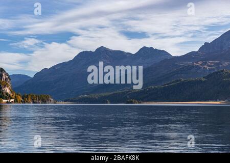 Natur, Berge, Wälder in der Nähe des Sils, in der Nähe des Dorfes Sankt Moritz, Schweiz. Stockfoto