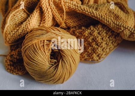 Yellow knitting yarn ball with needles Stockfoto