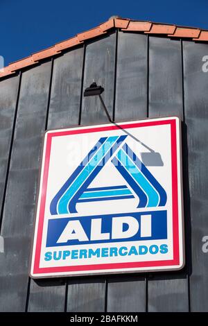 Aldi Supermarket Supermercados Schild an der Wand, Alporchinhas, Algarve, Portugal Stockfoto