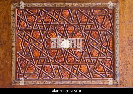 Geometrisches Muster an einer Holztür in der Sehzade-Moschee in Istanbul, Türkei. Islamische Kunst, Holzarbeiten, Details im Detail. Stockfoto