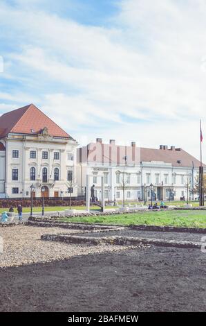 Budapest, Ungarn - 6. November 2019: Innenhof im Buda-Schloss-Komplex. Sandor Palace, der Sitz des ungarischen präsidenten, im Hintergrund. Vertikales Foto mit Filter. Stockfoto