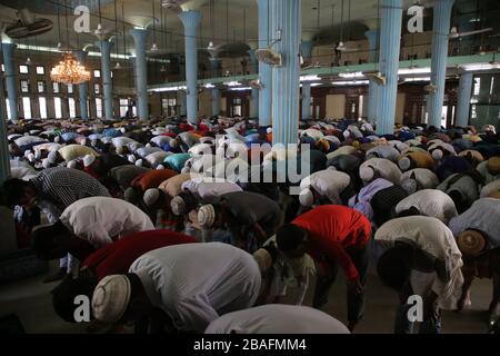 Dhaka, Bangladesch. März 2020. Die Menschen tragen "Jumah-Gebet" mit Masken und Handschuhen als Vorsichtsmaßnahme für COVID-19. Insgesamt wurden 44 Menschen von Covid-19 in Bangladesch infiziert, von denen 5 von IEDCR bestätigt wurden. (Foto von M. Rakibul Hasan/Pacific Press) Credit: Pacific Press Agency/Alamy Live News Stockfoto