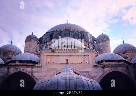 Sehzade-Moschee in Istanbul, Türkei. Außenansicht der Hauptkuppel. Stockfoto