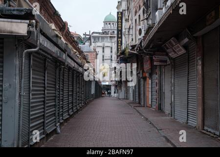 Istanbul, Türkei - 25. März 2020: Eine leere Straße in Eminonu istanbul. Alle Geschäfte sind wegen eines Ausbruchs des Coronavirus geschlossen. Stockfoto