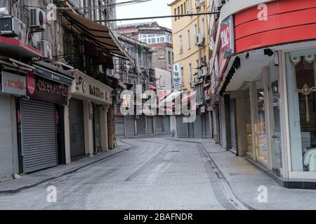 Istanbul, Türkei - 25. März 2020: Eine leere Straße in Eminonu istanbul. Alle Geschäfte sind wegen eines Ausbruchs des Coronavirus geschlossen. Stockfoto