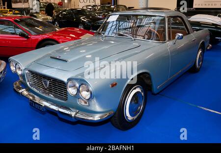 Dreiviertel Vorderansicht eines 1965, Lancia Flaminia 3C GTL, auf der Coys Auction Area der London Classic Car Show 2020 zu sehen Stockfoto