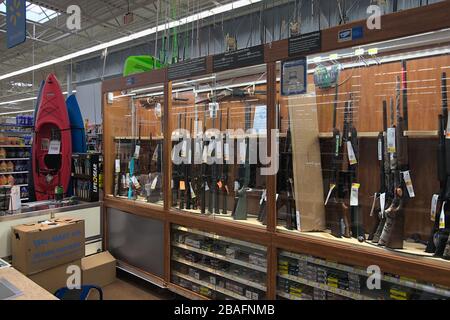 Norton, Virginia/Vereinigte Staaten von Amerika - 29. Februar 2020: Der Fall Schusswaffen/Waffen in der Sportartikelabteilung bei einem Walmart in Virginia. Stockfoto