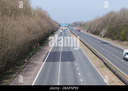 Die Autobahn M61 in Lancashire ist wegen der Pandemie von Coronavirus fast leer. Blick nach Norden an der Kreuzung 9. M61 - M65-Kreuzung Stockfoto