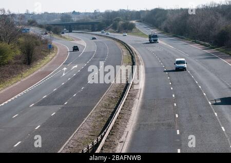 Fast leere Autobahn in Lancashire aufgrund der Coronavirus Pandemie. Blick auf die Kreuzung 8 auf der M61 - A674 nach Chorley Stockfoto