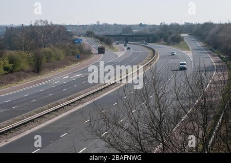 Fast leere Autobahn in Lancashire aufgrund der Coronavirus Pandemie. Blick auf die Kreuzung 8 auf der M61 - A674 nach Chorley Stockfoto