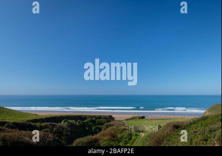 Vom Sandmouth Bay National Trust Parkplatz und Café aus ist der schöne Strand zu erreichen. Stockfoto