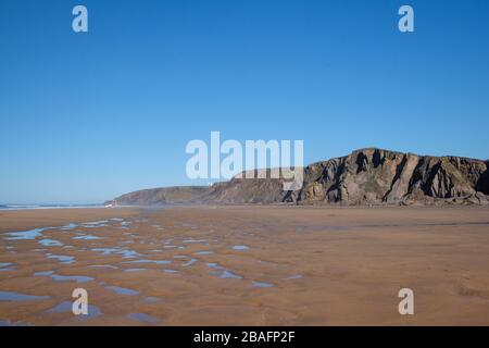 Vom Sandmouth Bay National Trust Parkplatz und Café aus ist der schöne Strand zu erreichen. Stockfoto