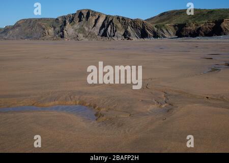 Vom Sandmouth Bay National Trust Parkplatz und Café aus ist der schöne Strand zu erreichen. Stockfoto