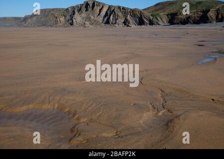 Vom Sandmouth Bay National Trust Parkplatz und Café aus ist der schöne Strand zu erreichen. Stockfoto