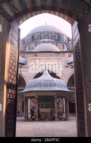 Zentraler Brunnen der Sehzade-Moschee in Istanbul, Türkei. Blick von den Eingangstoren. Stockfoto