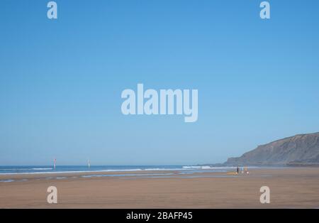 Vom Sandmouth Bay National Trust Parkplatz und Café aus ist der schöne Strand zu erreichen. Stockfoto