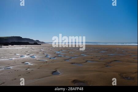 Vom Sandmouth Bay National Trust Parkplatz und Café aus ist der schöne Strand zu erreichen. Stockfoto