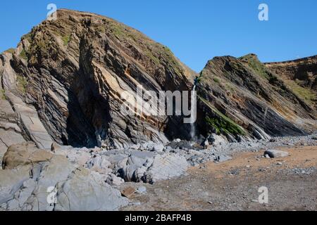 Vom Sandmouth Bay National Trust Parkplatz und Café aus ist der schöne Strand zu erreichen. Stockfoto