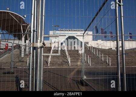 Excel, London, Großbritannien. März 2020. Ein neues Krankenhaus wird geöffnet, um Tausende weitere Patienten mit Coronavirus zu unterstützen, mit einer Kapazität für bis zu 4.000 Patienten, teilte NHS mit. Heute ist das Excel-Zentrum eingezäunt. Credit: Marcin Nowak/Alamy Live News Stockfoto