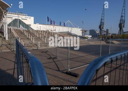 Excel, London, Großbritannien. März 2020. Ein neues Krankenhaus wird geöffnet, um Tausende weitere Patienten mit Coronavirus zu unterstützen, mit einer Kapazität für bis zu 4.000 Patienten, teilte NHS mit. Heute ist das Excel-Zentrum eingezäunt. Credit: Marcin Nowak/Alamy Live News Stockfoto