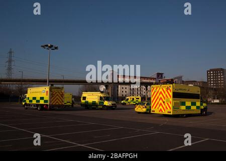 Excel, London, Großbritannien. März 2020. Ein neues Krankenhaus wird geöffnet, um Tausende weitere Patienten mit Coronavirus zu unterstützen, mit einer Kapazität für bis zu 4.000 Patienten, teilte NHS mit. Heute ist das Excel-Zentrum eingezäunt. Credit: Marcin Nowak/Alamy Live News Stockfoto